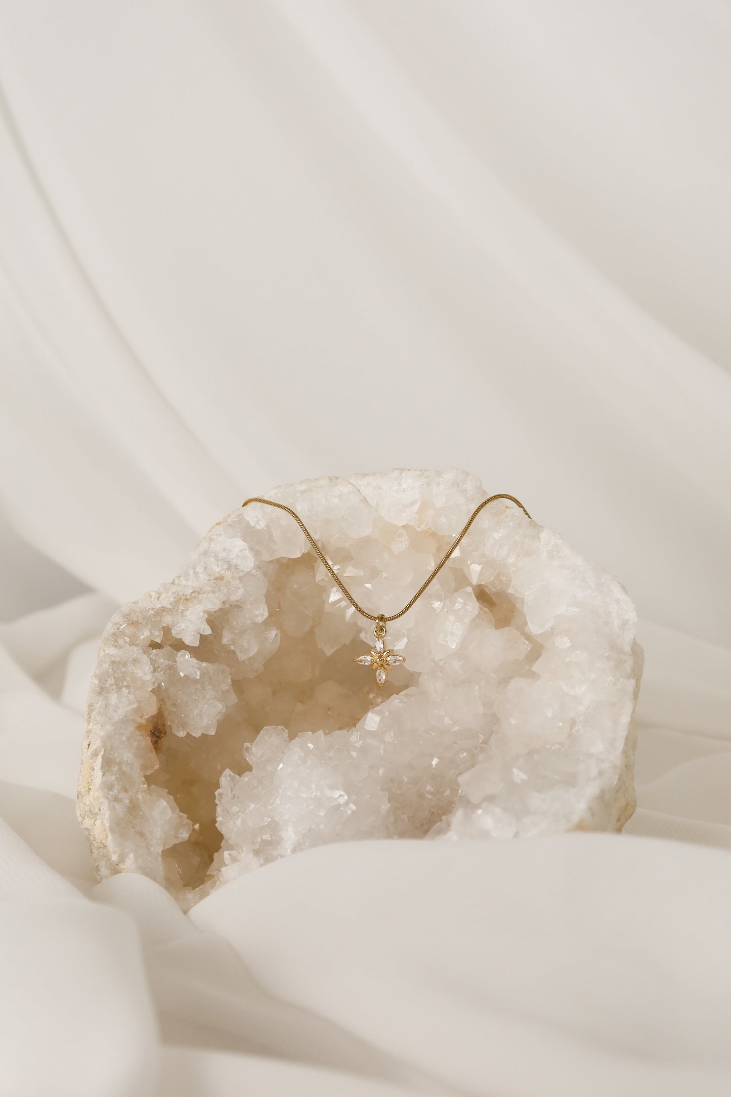 Heir of the Night ketting