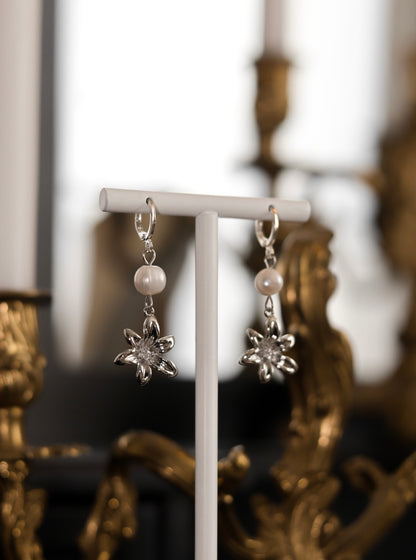 Lily earrings silver